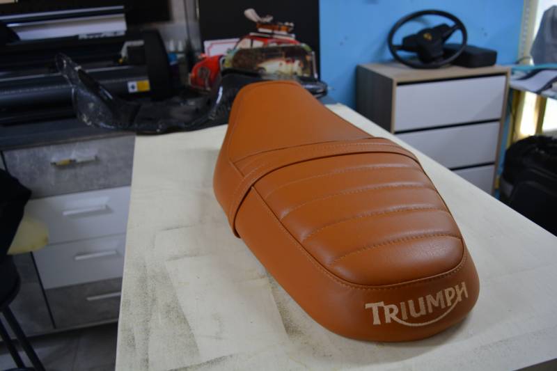 Selle Cuir Triumph réalisée Sellerie Eric Longo près de Montpellier